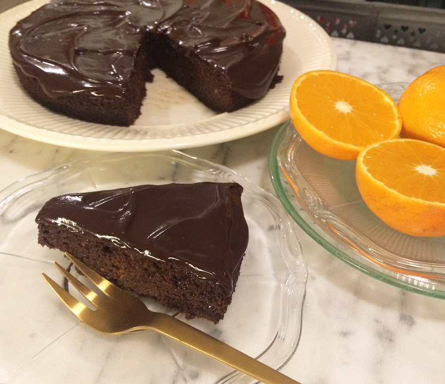 nigella lawson chocolate orange cake, sjokoladeappelsinkake uten gluten med kokt appelsin, med mandelmel. 