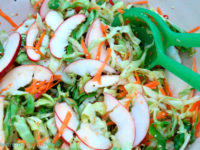 Coleslaw med sesamfrø og søt chilisaus