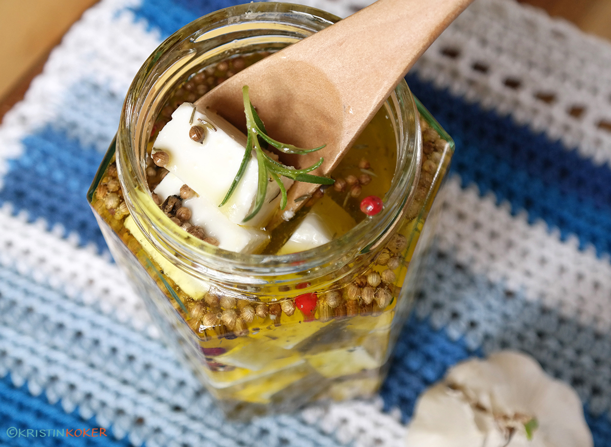 vegansk feta marinnert i olivenolje, med hvitløk og urter.