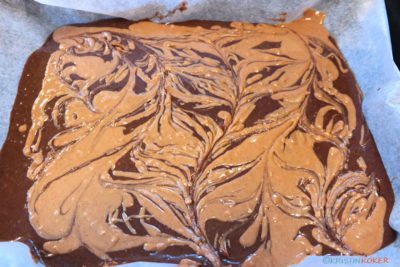 brownie med peanøttsmør i fint marmoreringsmønster.
